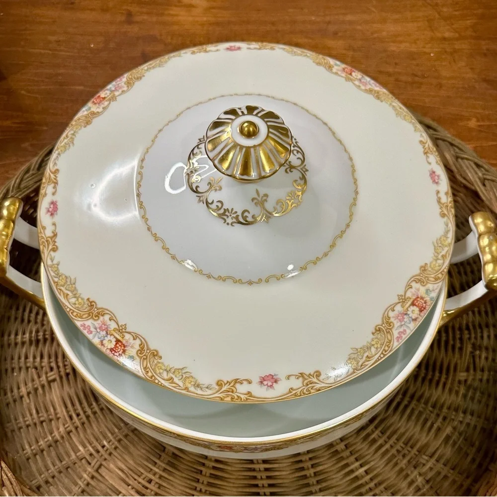 Noritake Trojan Fine Porcelain Vegetable Bowl With Finial Topped Dome Lid